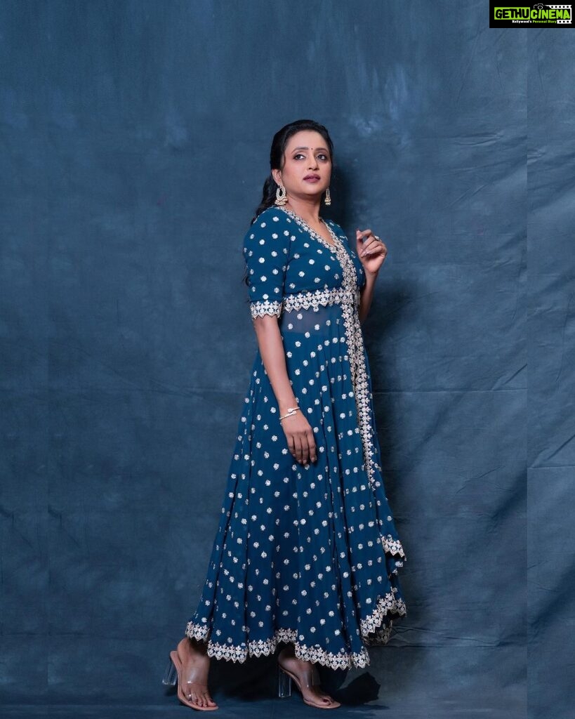 Suma Kanakala Instagram - This your Monday morning reminder that you can handle whatever the week throws at you 😊 Styled by @stylebyannapurna Collaboration with Outfit @indusuresh_p Jewellery @houseofqc Makeup @emraanartistry Hair @chinnisrinu_stylist Photography @valmikiramuphotography #sumakanakala #suma #anchorsuma #anchorsumakanakala #mondaymotivation #monday