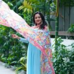 Suma Kanakala Instagram - Heeriye Heeriye 💎 Styled by @officialanahita Style team: @pranathivarma.k Collaboration with Outfit: @diva_designer_studio_ Jewellery: @AdornablesbySonaliMehra Hair @malla_reddy_hairstylist Photography @valmikiramuphotography Reel Edit @dheerajs_ #sumakanakala #suma #anchorsuma #anchorsumakanakala #heeriye #saturday