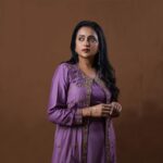 Suma Kanakala Instagram - Leaving a little bit of sparkle everywhere I go 💜 Styled by @officialanahita Style Team @pranathivarma.k Collaboration with Outfit @soiree.couture Jewellery @aditi_collection Makeup @emraanartistry Hair @malla_reddy_hairstylist Photography @valmikiramuphotography #sumakanakala #suma #anchorsuma #anchorsumakanakala #wednesday #shinebright