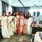 Suma Kanakala Instagram - Onam celebrations with the one & only Suma Garu at her Den🏡. As always, the Warm hosts @kanakalasuma along with @rajakanakala Garu ensured that, each of us were well fed & felt Special. A nice occasion where Anchors & Actors got together as a Family. We all laughed Loud and chatted heartily. 🤣🤣😄😄😆🥰 #thankyou for inviting us in your celebration, showing love & Warmth @kanakalasuma sis. 🤗✊😃🙏❤️ ഓണാശംസകൾ 🌸🌼🌺🌻🪷🌷 హ్యాపీ ఓనం In frame Suma Sis, Anita Chowdary sis, @harshamrutham garu, Rajeev garu, Praveena, Anasuya, Reshmi, Geetha, Ravi, Vikram & Me. . . . #onamcelebration #telugu #actors #anchors #together #love #life #happiness #celebrate #festival #onam #onamsaree #malayalam #kutti