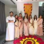 Suma Kanakala Instagram - Onam aashamsagal 🙏 Happy faces 😇😇 @itsme_anasuya @rashmigautam @kanakalasuma @geethabhagat @urspraveenakadiyala @tvshilpa @anithachowdhary08 #onam