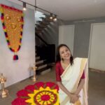 Suma Kanakala Instagram - We used to do flower decorations for 10 days during my childhood..nostalgic onam season days 😍😍 Railway Quarters days 😍😍 Mettuguda days 😍😍 #onam #sumakanakala #suma #sumakanakala #anchorsuma #anchorsumakanakala #onamcelebration #onamfestival #onamsaree