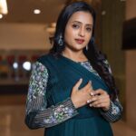 Suma Kanakala Instagram - Fashion is all about making a statement #FashionStatement Styled by @officialanahita Style Team @pranathivarma.k Collaboration with Outfit @archithanarayanamofficial Jewellery @adornablesbysonalimehra Hair @murthy_hairstylist Photography @valmikiramuphotography #suma #sumakanakala #anchorsuma #anchorsumakanakala #weekend #saturday