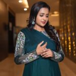 Suma Kanakala Instagram - Fashion is all about making a statement #FashionStatement Styled by @officialanahita Style Team @pranathivarma.k Collaboration with Outfit @archithanarayanamofficial Jewellery @adornablesbysonalimehra Hair @murthy_hairstylist Photography @valmikiramuphotography #suma #sumakanakala #anchorsuma #anchorsumakanakala #weekend #saturday