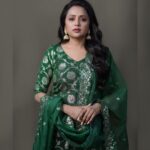 Suma Kanakala Instagram - Focus on yourselves 💚 Makeup, Nails & Styling @emraanartistry Collaboration with Outfit @maramsclothing_official Jewellery @aditi_collection Hair @koduruamarnath Photography @valmikiramuphotography #sumakanakala #suma #anchorsuma #anchorsumakanakala #wisdomwednesday
