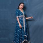 Suma Kanakala Instagram - This your Monday morning reminder that you can handle whatever the week throws at you 😊 Styled by @stylebyannapurna Collaboration with Outfit @indusuresh_p Jewellery @houseofqc Makeup @emraanartistry Hair @chinnisrinu_stylist Photography @valmikiramuphotography #sumakanakala #suma #anchorsuma #anchorsumakanakala #mondaymotivation #monday