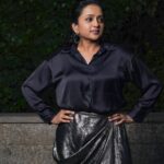 Suma Kanakala Instagram - Walking into the spotlight with grace and a whole lot of fierceness 🔥🖤 Styled by @officialanahita Style team @pranathivarma.k Collaboration with Skirt @varunchakkilam Hair @malla_reddy_hairstylist Photography @valmikiramuphotography #sumakanakala #suma #anchorsuma #anchorsumakanakala #monday