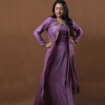 Suma Kanakala Instagram - Leaving a little bit of sparkle everywhere I go 💜 Styled by @officialanahita Style Team @pranathivarma.k Collaboration with Outfit @soiree.couture Jewellery @aditi_collection Makeup @emraanartistry Hair @malla_reddy_hairstylist Photography @valmikiramuphotography #sumakanakala #suma #anchorsuma #anchorsumakanakala #wednesday #shinebright