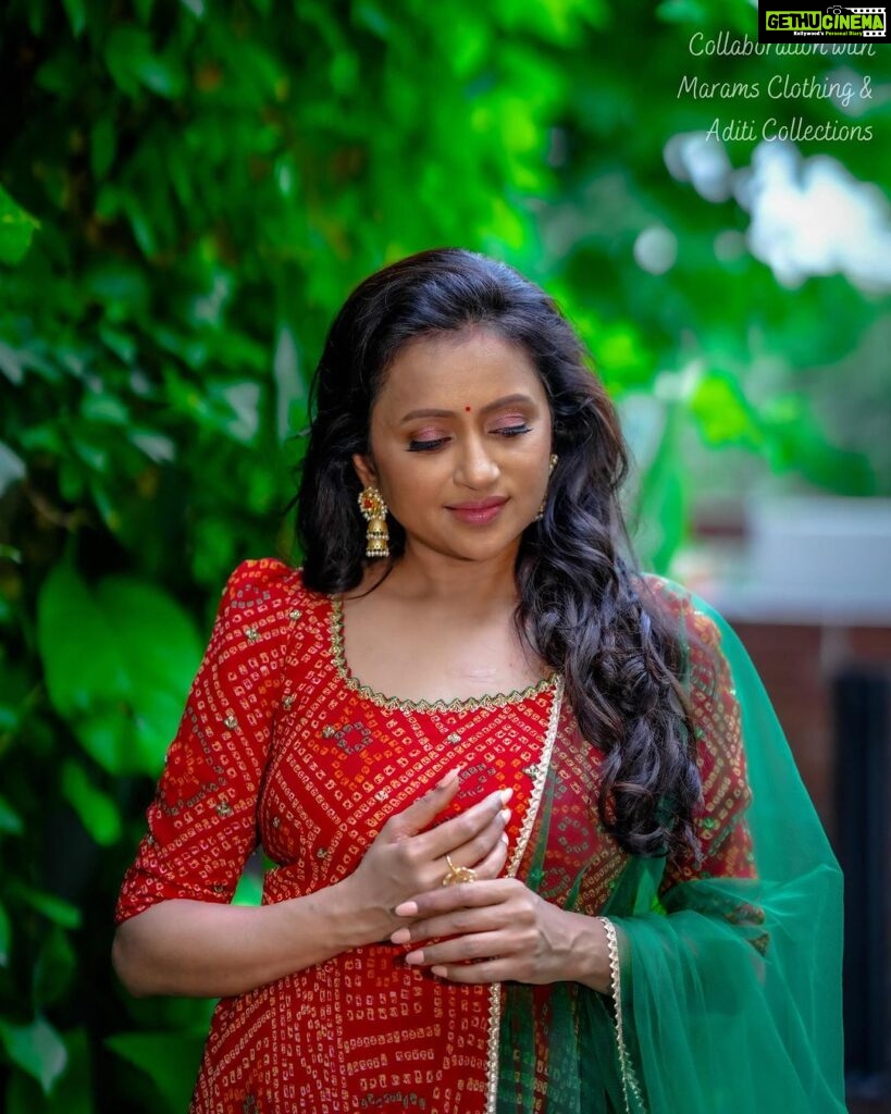 Suma Kanakala Instagram - ❤️ Makeup, hair, nails & styled by @emraanartistry Collaboration with Outfit @maramsclothing_official Jewellery @aditi_collection #sumakanakala #suma #anchorsuma #anchorsumakanakala