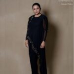 Suma Kanakala Instagram - 🖤 Styled by @officialanahita Collaboration with Outfit @bytarunisrigiri Jewellery @adornablesbysonalimehra Hair @malla_reddy_hairstylist Photography @valmikiramuphotography #sumakanakala #suma #anchorsuma #anchorsumakanakala