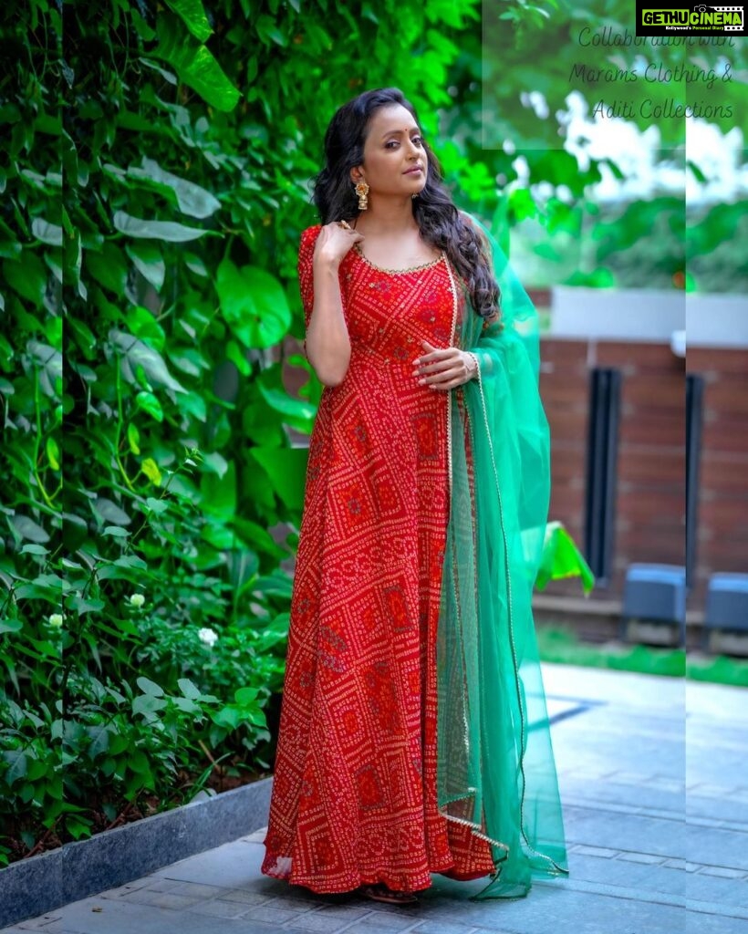 Suma Kanakala Instagram - ❤️ Makeup, hair, nails & styled by @emraanartistry Collaboration with Outfit @maramsclothing_official Jewellery @aditi_collection #sumakanakala #suma #anchorsuma #anchorsumakanakala