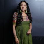 Suma Kanakala Instagram - 💚 Styled by @emraanartistry Collaboration with Outfit @maramsclothing_official Jewellery @aditi_collection Makeup @madhu_derangula Hair @malla_reddy_hairstylist Photography @valmikiramuphotography #sumakanakala #suma #anchorsuma #anchorsumakanakala #monday