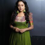 Suma Kanakala Instagram - 💚 Styled by @emraanartistry Collaboration with Outfit @maramsclothing_official Jewellery @aditi_collection Makeup @madhu_derangula Hair @malla_reddy_hairstylist Photography @valmikiramuphotography #sumakanakala #suma #anchorsuma #anchorsumakanakala #monday