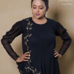 Suma Kanakala Instagram - 🖤 Styled by @officialanahita Collaboration with Outfit @bytarunisrigiri Jewellery @adornablesbysonalimehra Hair @malla_reddy_hairstylist Photography @valmikiramuphotography #sumakanakala #suma #anchorsuma #anchorsumakanakala