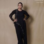 Suma Kanakala Instagram - 🖤 Styled by @officialanahita Collaboration with Outfit @bytarunisrigiri Jewellery @adornablesbysonalimehra Hair @malla_reddy_hairstylist Photography @valmikiramuphotography #sumakanakala #suma #anchorsuma #anchorsumakanakala