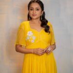 Suma Kanakala Instagram - Be the sunshine ☀️ Styled by @stylebyannapurna Collaboration with Outfit @prashantikumarlabel Jewellery @shopriyaaofficial Makeup & Nails @emraanartistry Hair @chinnisrinu_stylist Photography @they_call_me_keshu #sumakanakala #suma #anchorsuma #anchorsumakanakala #tuesday #tuesdaymotivation
