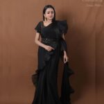 Suma Kanakala Instagram - 🖤 Styled by @officialanahita Style team @pranathivarma.k Collaboration with Outfit @prashantikumarlabel Jewellery @adornablesbysonalimehra Makeup @madhu_derangula Hair @chinnisrinu_stylist Photography @valmikiramuphotography #sumakanakala #anchorsuma #suma #anchorsumakanakala #sumaadda #wednesday