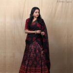 Suma Kanakala Instagram - 🖤 Styled by @shravyavarma Assisted by @ushacherukuri_ Collaboration with Outfit @deepthiganeshlabel Jewellery @neelias_official Makeup @madhu_derangula Hair @chinnisrinu_stylist Photography @valmikiramuphotography #sumakanakala #suma #anchorsuma #anchorsumakanakala #sumaadda