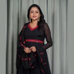 Suma Kanakala Instagram - 🖤 Styled by @officialanahita Collaboration with @diva_designer_studio_ Hair @malla_reddy_hairstylist Photography @valmikiramuphotography #sumakanakala #suma #anchorsuma #anchorsumakanakala #saturday #weekend
