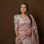 Suma Kanakala Instagram - Happy Monday 🌸 Styled by @shravyavarma Assisted by @ushacherukuri_ Collaboration with Outfit @ Jewellery @deepthiganeshlabel Makeup @madhu_derangula Hair @shivaji_makeup_studios Photography @_anupphotography #sumakanakala #anchorsuma #anchorsumakanakala #monday #sumaadda #throwback