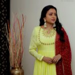 Suma Kanakala Instagram - 💛 Styled by @shravyavarma Assisted by @ushacherukuri_ Collaboration with Outfit @diva_designer_studio_ Jewellery @thetrinkaholic Makeup @madhu_derangula Hair @malla_reddy_hairstylist #sumakanakala #anchorsuma #ootd #throwback #tenali #anchorsumakanakala