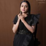 Suma Kanakala Instagram - 🖤 Styled by @officialanahita Style team @pranathivarma.k Collaboration with Outfit @prashantikumarlabel Jewellery @adornablesbysonalimehra Makeup @madhu_derangula Hair @chinnisrinu_stylist Photography @valmikiramuphotography #sumakanakala #anchorsuma #suma #anchorsumakanakala #sumaadda #wednesday