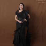 Suma Kanakala Instagram - 🖤 Styled by @officialanahita Style team @pranathivarma.k Collaboration with Outfit @prashantikumarlabel Jewellery @adornablesbysonalimehra Makeup @madhu_derangula Hair @chinnisrinu_stylist Photography @valmikiramuphotography #sumakanakala #anchorsuma #suma #anchorsumakanakala #sumaadda #wednesday