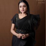 Suma Kanakala Instagram - 🖤 Styled by @officialanahita Style team @pranathivarma.k Collaboration with Outfit @prashantikumarlabel Jewellery @adornablesbysonalimehra Makeup @madhu_derangula Hair @chinnisrinu_stylist Photography @valmikiramuphotography #sumakanakala #anchorsuma #suma #anchorsumakanakala #sumaadda #wednesday