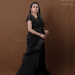 Suma Kanakala Instagram - 🖤 Styled by @officialanahita Style team @pranathivarma.k Collaboration with Outfit @prashantikumarlabel Jewellery @adornablesbysonalimehra Makeup @madhu_derangula Hair @chinnisrinu_stylist Photography @valmikiramuphotography #sumakanakala #anchorsuma #suma #anchorsumakanakala #sumaadda #wednesday