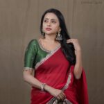 Suma Kanakala Instagram - ❤️ Styled by @shravyavarma Assisted by @ushacherukuri_ Collaboration with Outfit @deepthiganeshlabel Jewellery @neelias_official Makeup @madhu_derangula Hair @chinnisrinu_stylist Photography @valmikiramuphotography #sumakanakala #sima #anchorsuma #anchorsumakanakala #sumaadda