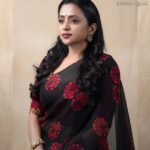 Suma Kanakala Instagram - 🖤 Styled by @shravyavarma Assisted by @ushacherukuri_ Collaboration with Outfit @deepthiganeshlabel Jewellery @neelias_official Makeup @madhu_derangula Hair @chinnisrinu_stylist Photography @valmikiramuphotography #sumakanakala #suma #anchorsuma #anchorsumakanakala #sumaadda