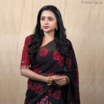 Suma Kanakala Instagram - 🖤 Styled by @shravyavarma Assisted by @ushacherukuri_ Collaboration with Outfit @deepthiganeshlabel Jewellery @neelias_official Makeup @madhu_derangula Hair @chinnisrinu_stylist Photography @valmikiramuphotography #sumakanakala #suma #anchorsuma #anchorsumakanakala #sumaadda