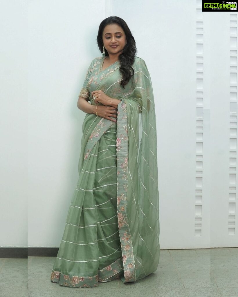 Suma Kanakala Instagram - Wear your confidence 💚 Styled by @stylebyannapurna Collaboration with Outfit @anushareddy.couture Jewellery @shopriyaaofficial Makeup @emraanartistry Hairstyle @chinnisrinu_stylist #sumakanakala #suma #anchorsuma #anchorsumakanakala #saturday