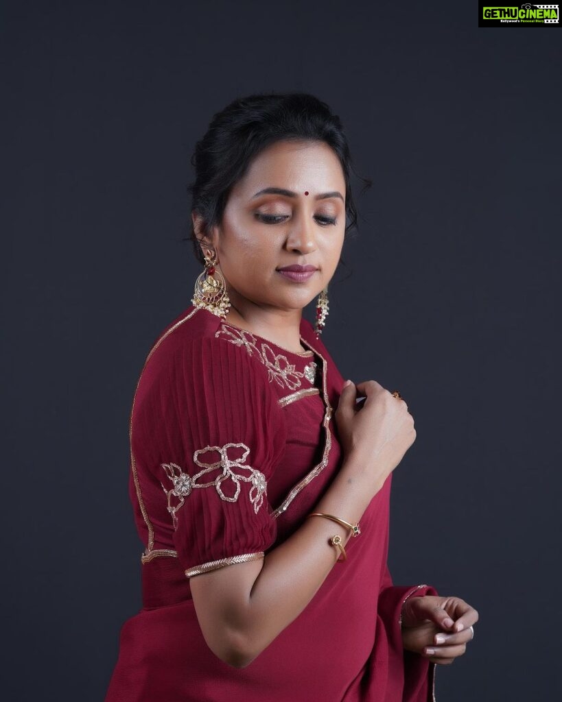 Suma Kanakala Instagram - In the midst of challenges; find your strength! Styled by @stylebyannapurna Collaboration with Outfit @tejaswinireddy_couture Jewellery @alluringaccessories.a2 Hair @koduruamarnath Photography @valmikiramuphotography #sumakanakala #suma #anchorsuma #anchorsumakanakala #friyay