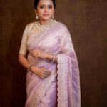 Suma Kanakala Instagram - 💎✨ Styled by @stylebyannapurna Collaboration with Outfit @xiti_weaves Jewellery @shopriyaaofficial Makeup @emraanartistry Hair @chinnisrinu_stylist Photography @they_call_me_keshu #sumakanakala #suma #anchorsumakanakala #anchorsuma #royal #friday