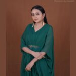 Suma Kanakala Instagram - 🌱 Styled by @officialanahita Collaboration with Outfit @prashantikumarlabel Jewellery @accessoriesbyanandita Makeup @madhu_derangula Hair @mahesh_ravulapalli Photography @valmikiramuphotography #sumakanakala #suma #anchorsuma #anchorsumakanakala #annimanchisakunamule #tuesday