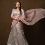 Suma Kanakala Instagram - Happy Monday 🌸 Styled by @shravyavarma Assisted by @ushacherukuri_ Collaboration with Outfit @ Jewellery @deepthiganeshlabel Makeup @madhu_derangula Hair @shivaji_makeup_studios Photography @_anupphotography #sumakanakala #anchorsuma #anchorsumakanakala #monday #sumaadda #throwback