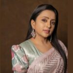 Suma Kanakala Instagram - Happy Monday 🌸 Styled by @shravyavarma Assisted by @ushacherukuri_ Collaboration with Outfit @ Jewellery @deepthiganeshlabel Makeup @madhu_derangula Hair @shivaji_makeup_studios Photography @_anupphotography #sumakanakala #anchorsuma #anchorsumakanakala #monday #sumaadda #throwback