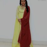 Suma Kanakala Instagram - 💛 Styled by @shravyavarma Assisted by @ushacherukuri_ Collaboration with Outfit @diva_designer_studio_ Jewellery @thetrinkaholic Makeup @madhu_derangula Hair @malla_reddy_hairstylist #sumakanakala #anchorsuma #ootd #throwback #tenali #anchorsumakanakala