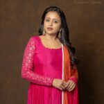 Suma Kanakala Instagram - 💖 Styled by @shravyavarma Assisted by @ushacherukuri_ Collaboration with Outfit @diva_designer_studio_ Jewellery @treasureboxoriginals Hair @malla_reddy_hairstylist Photography @_anupphotography #sumakanakala #suma #anchorsuma #anchorsumakanakala #ootd #throwback