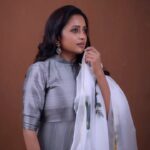 Suma Kanakala Instagram - Kangal Irandal 🤍 Styled by @officialanahita Style Team @pranathivarma.k Collaboration with Outfit @feathersbtq Makeup @emraanartistry Hair @malla_reddy_hairstylist Photography @valmikiramuphotography Reel Edit @dheerajs_ #suma #sumakanakala #anchorsuma #anchorsumakanakala #throwback #kingofkotha #kangalirandal