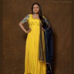 Suma Kanakala Instagram - Happy Sunday 🌞 Styled by @shravyavarma Assisted by @ushacherukuri_ Collaboration with Outfit @sricouture Jewellery @treasureboxoriginals Makeup @madhu_derangula Hair @malla_reddy_hairstylist Photography @_anupphotography #sumakanakala #anchorsuma #anchorsumakanakala #suma #ootd #sunday