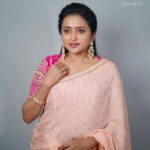 Suma Kanakala Instagram - 🌸 Styled by @shravyavarma Assisted by @ushacherukuri_ Collaboration with Outfit @etniko.in Jewellery @houseofqc Makeup @madhu_derangula Hair @malla_reddy_hairstylist Photography @swipeupproductions #sumakanakala #suma #anchorsuma #ootd #throwback #friyay #sumaadda