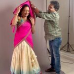 Suma Kanakala Instagram - The Pallu flowing Photograph 😂 Styled by @shravyavarma Assisted by @ushacherukuri_ Collabaration with Outfit @deepthiganeshlabel Jewellery @treasureboxoriginals Makeup @madhu_derangula Hair @malla_reddy_hairstylist #sumakanakala #anchorsuma #suma #anchorsumakanakala #bts #behindthescenes #sumaadda