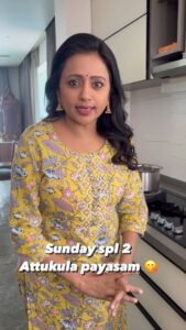 Suma Kanakala Instagram - Sunday special 2
Atukula Payasam

#sumakanakala #suma #anchorsuma #anchorsumakanakala #sundayspecial #cooking