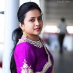 Suma Kanakala Instagram - 💜 Styled by @shravyavarma Assisted by @ushacherukuri_ Collaboration with Outfit @nida_hyd Jewellery @bcos_its_silver Makeup @madhu_derangula Hair @malla_reddy_hairstylist Photography @swipeupproductions #sumakanakala #suma #anchorsuma #anchorsumakanakala #sumaadda