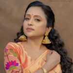 Suma Kanakala Instagram - Have a colourful week! 🦜 Collaboration with Outfit @nakshatradesignstudio Jewellery @emmadi_silver_jewellery_hyd Makeup & Hair @emraanartistry Photography @_anupphotography #sumakanakala #suma #anchorsumakanakala #anchorsuma #mondayblues #monday #saree