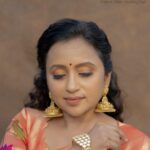 Suma Kanakala Instagram - Have a colourful week! 🦜 Collaboration with Outfit @nakshatradesignstudio Jewellery @emmadi_silver_jewellery_hyd Makeup & Hair @emraanartistry Photography @_anupphotography #sumakanakala #suma #anchorsumakanakala #anchorsuma #mondayblues #monday #saree