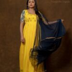 Suma Kanakala Instagram - Happy Sunday 🌞 Styled by @shravyavarma Assisted by @ushacherukuri_ Collaboration with Outfit @sricouture Jewellery @treasureboxoriginals Makeup @madhu_derangula Hair @malla_reddy_hairstylist Photography @_anupphotography #sumakanakala #anchorsuma #anchorsumakanakala #suma #ootd #sunday