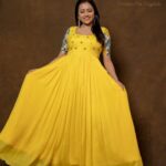 Suma Kanakala Instagram - Happy Sunday 🌞 Styled by @shravyavarma Assisted by @ushacherukuri_ Collaboration with Outfit @sricouture Jewellery @treasureboxoriginals Makeup @madhu_derangula Hair @malla_reddy_hairstylist Photography @_anupphotography #sumakanakala #anchorsuma #anchorsumakanakala #suma #ootd #sunday
